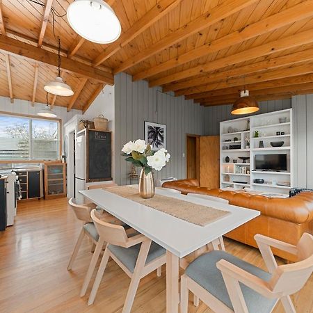 The Walnut Tree House - Martinborough Holiday Home Bagian luar foto