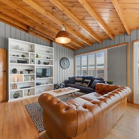 The Walnut Tree House - Martinborough Holiday Home Bagian luar foto