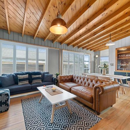 The Walnut Tree House - Martinborough Holiday Home Bagian luar foto