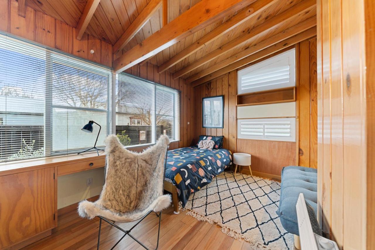 The Walnut Tree House - Martinborough Holiday Home Bagian luar foto