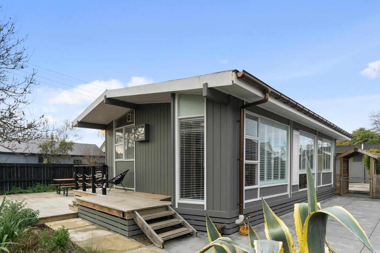 The Walnut Tree House - Martinborough Holiday Home Bagian luar foto