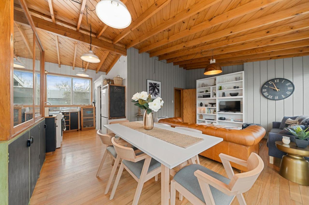 The Walnut Tree House - Martinborough Holiday Home Bagian luar foto