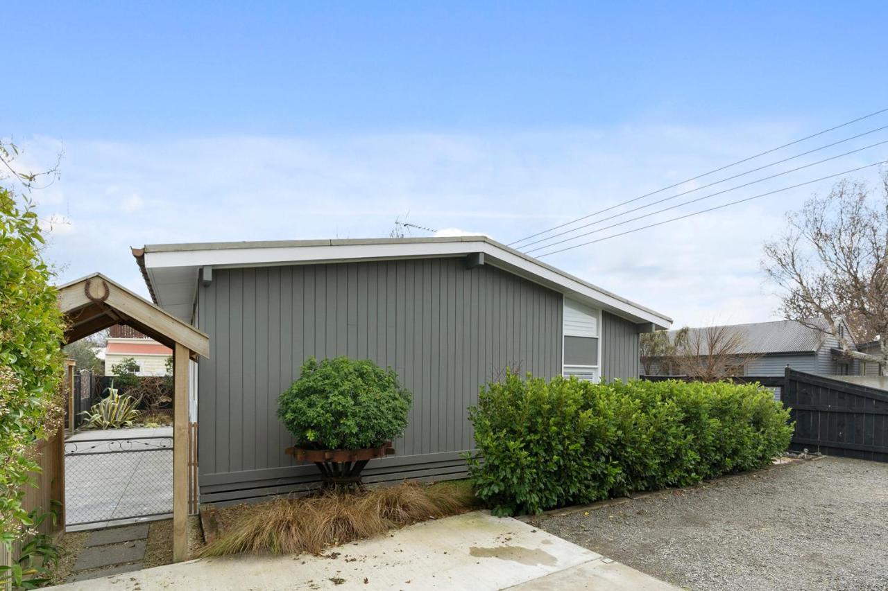 The Walnut Tree House - Martinborough Holiday Home Bagian luar foto
