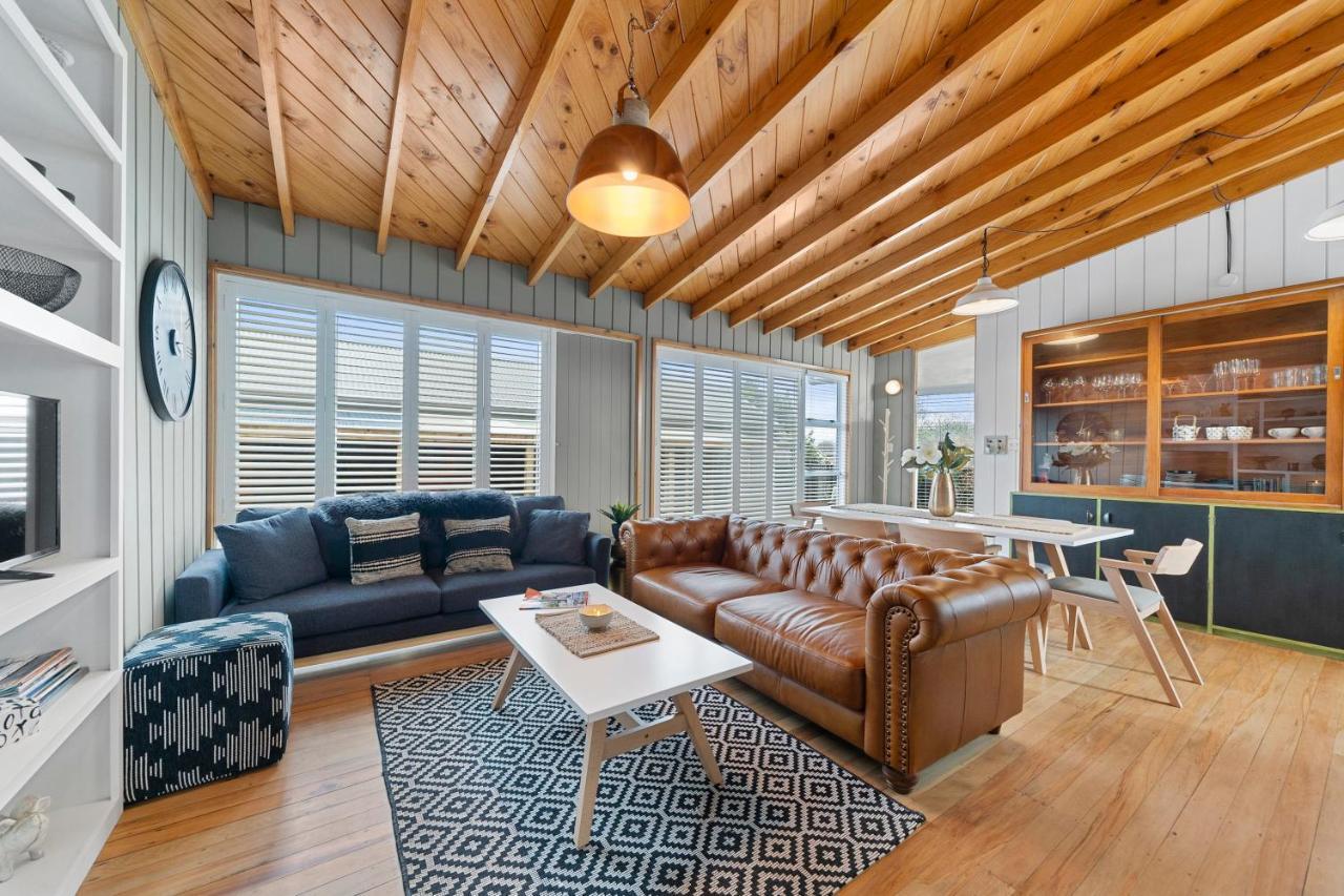 The Walnut Tree House - Martinborough Holiday Home Bagian luar foto