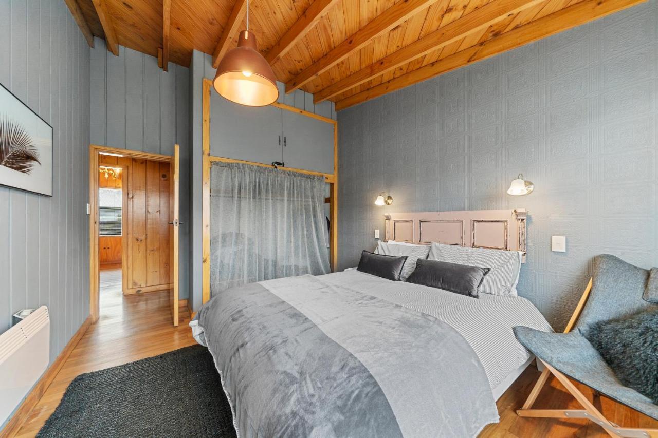 The Walnut Tree House - Martinborough Holiday Home Bagian luar foto