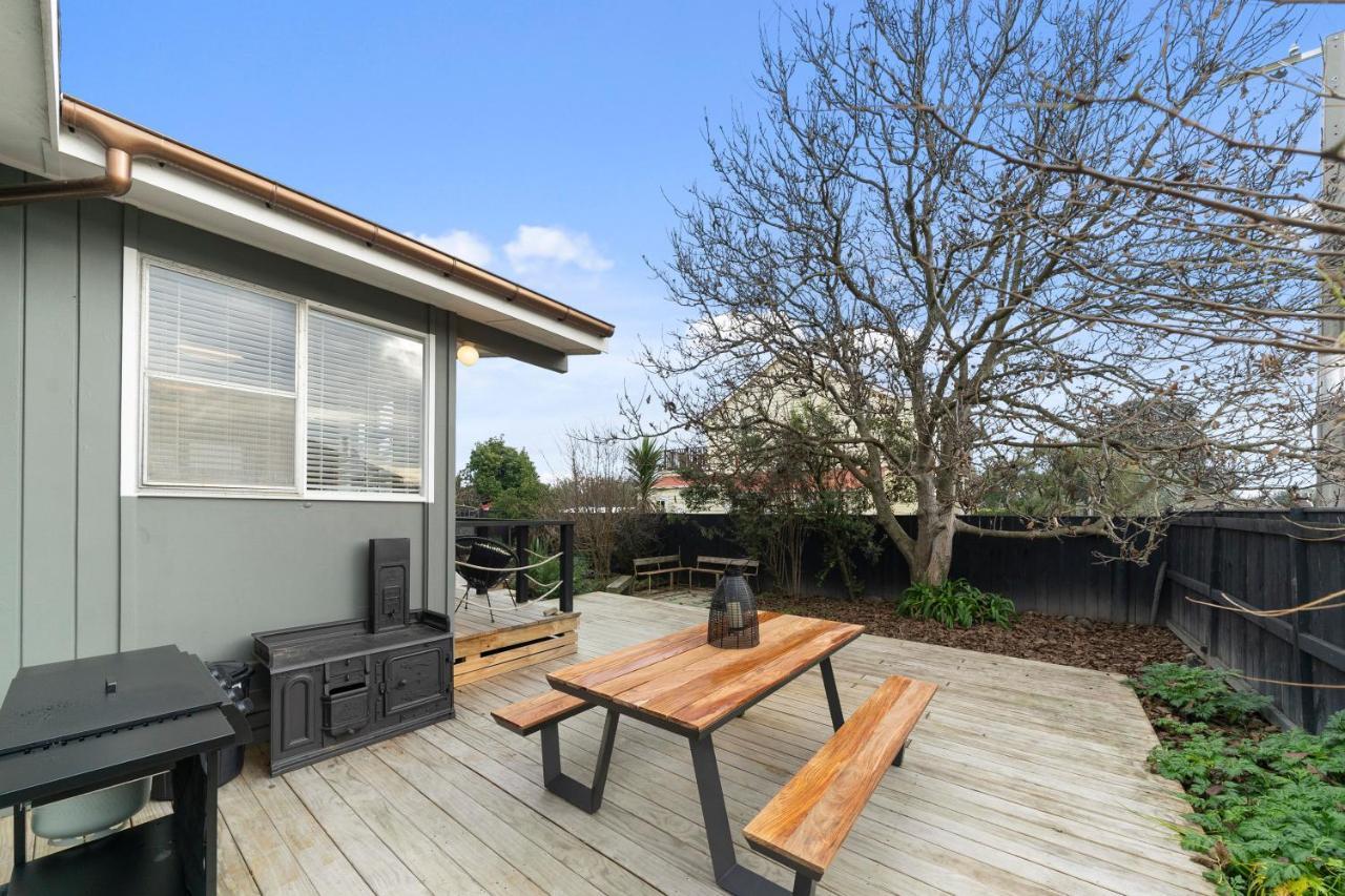 The Walnut Tree House - Martinborough Holiday Home Bagian luar foto