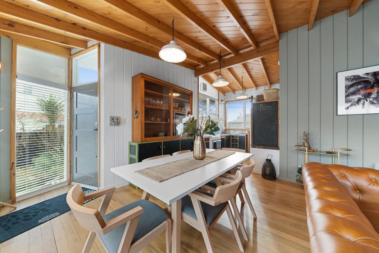 The Walnut Tree House - Martinborough Holiday Home Bagian luar foto