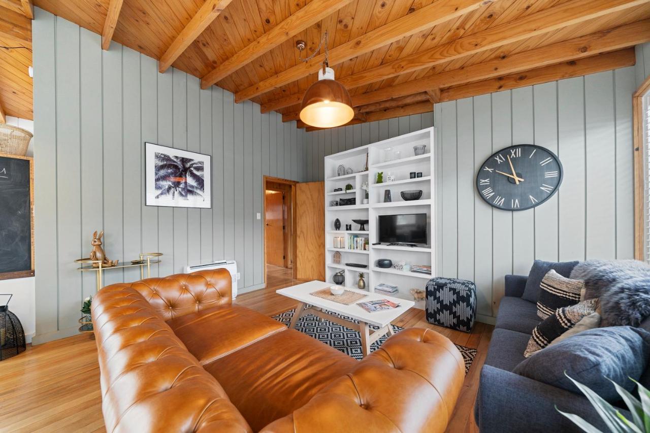 The Walnut Tree House - Martinborough Holiday Home Bagian luar foto