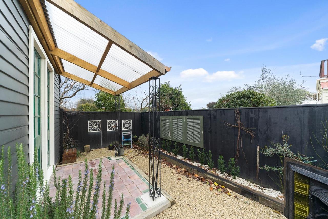 The Walnut Tree House - Martinborough Holiday Home Bagian luar foto