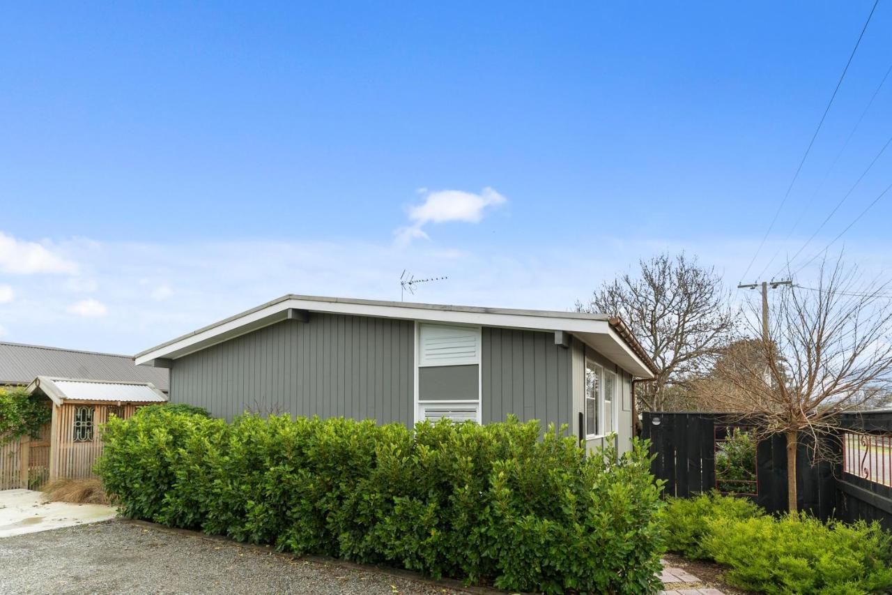 The Walnut Tree House - Martinborough Holiday Home Bagian luar foto
