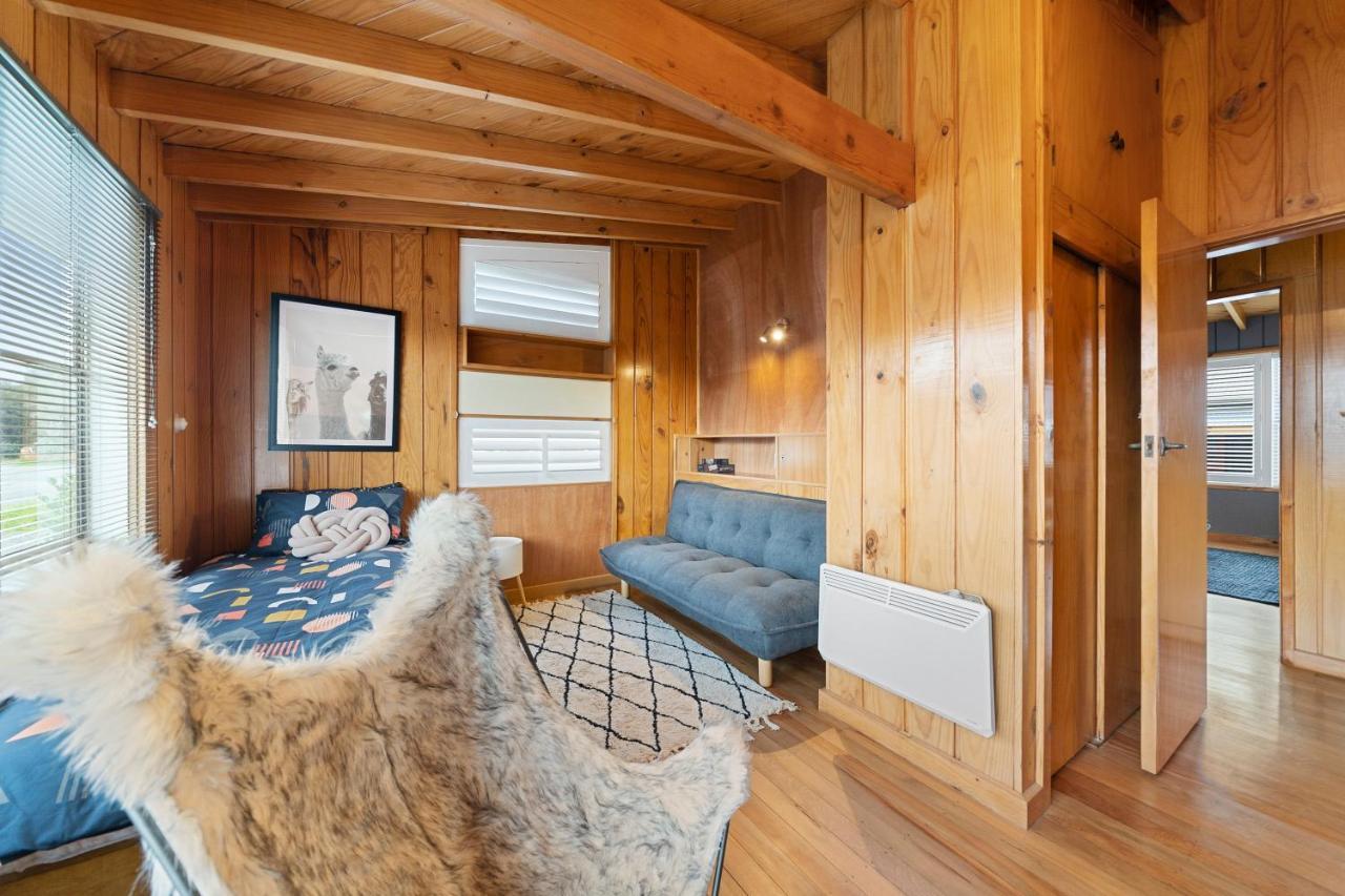 The Walnut Tree House - Martinborough Holiday Home Bagian luar foto