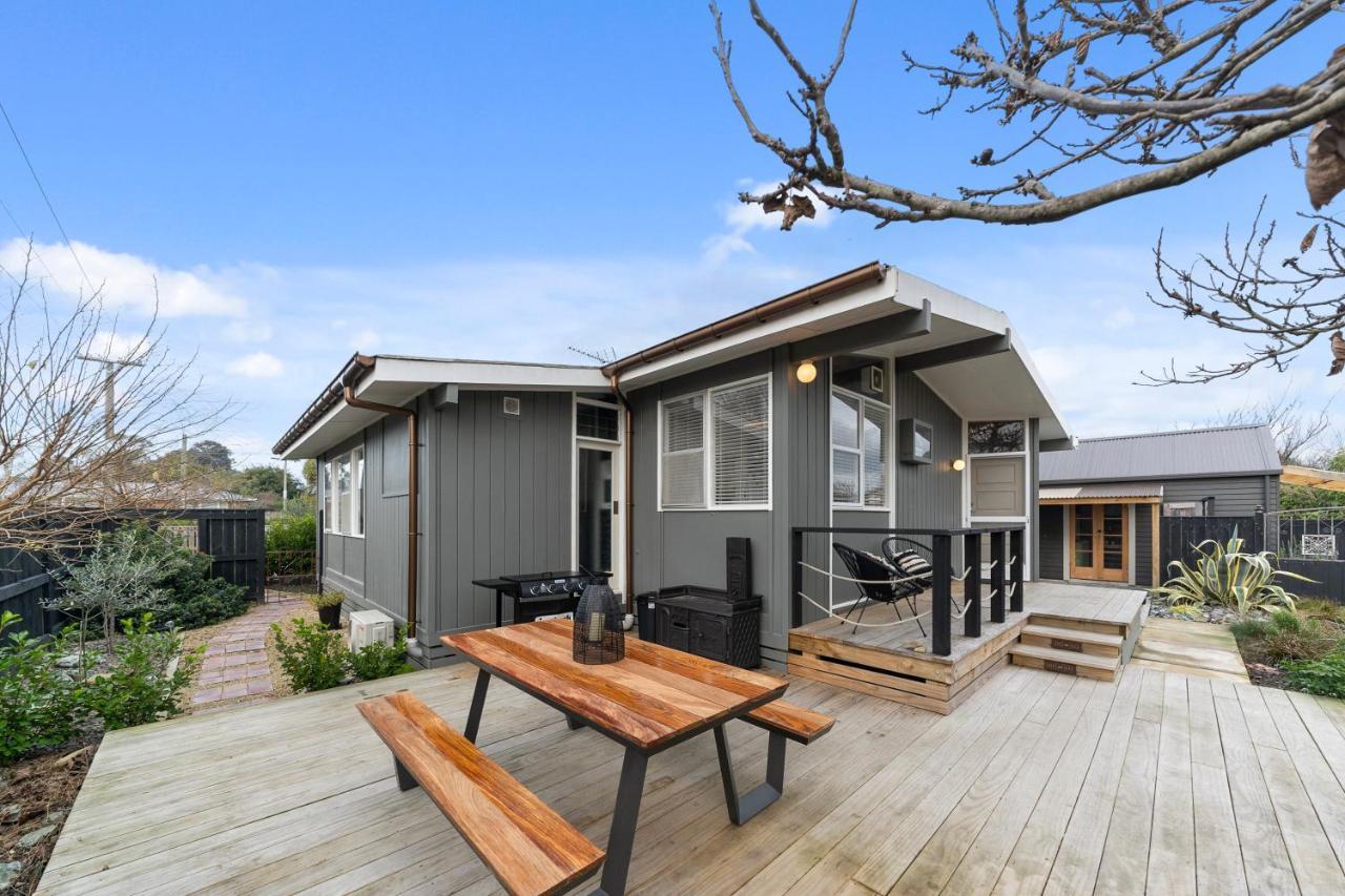The Walnut Tree House - Martinborough Holiday Home Bagian luar foto