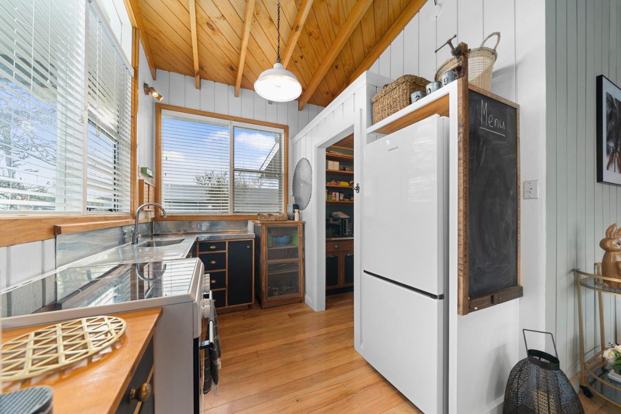 The Walnut Tree House - Martinborough Holiday Home Bagian luar foto