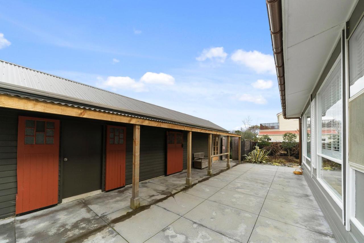 The Walnut Tree House - Martinborough Holiday Home Bagian luar foto