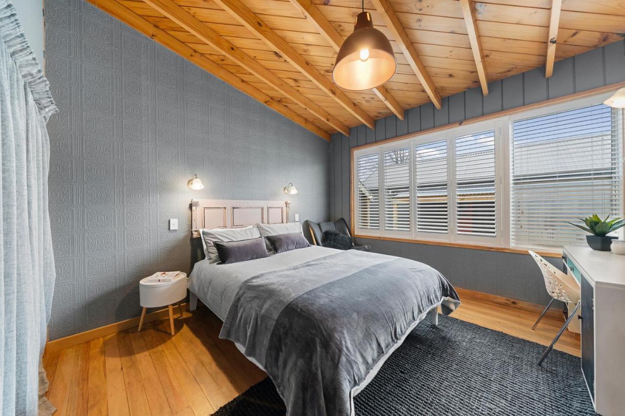The Walnut Tree House - Martinborough Holiday Home Bagian luar foto